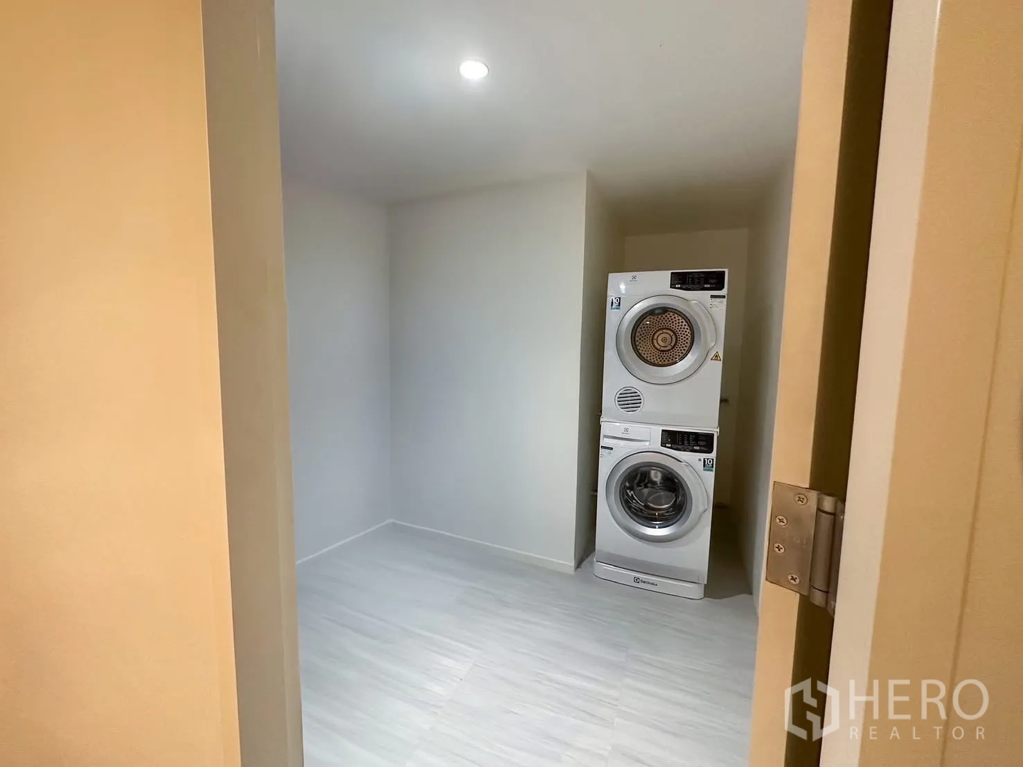 Condominium for rent or sale in Watthana, Bangkok - Laundry room with stacked washer and dryer units.