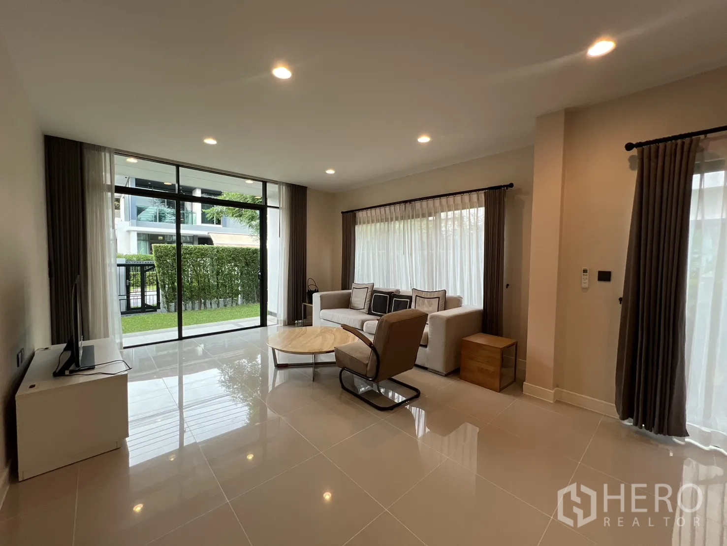 บ้าน ให้เช่าในBang Kapi, Bangkok - ห้องนั่งเล่นประตูกระจกบานเลื่อนเปิดสู่สวน