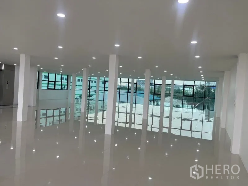 Home Office for rent or sale in Wang Thonglang, Bangkok - Office floor with floor-to-ceiling glass and city outlook.