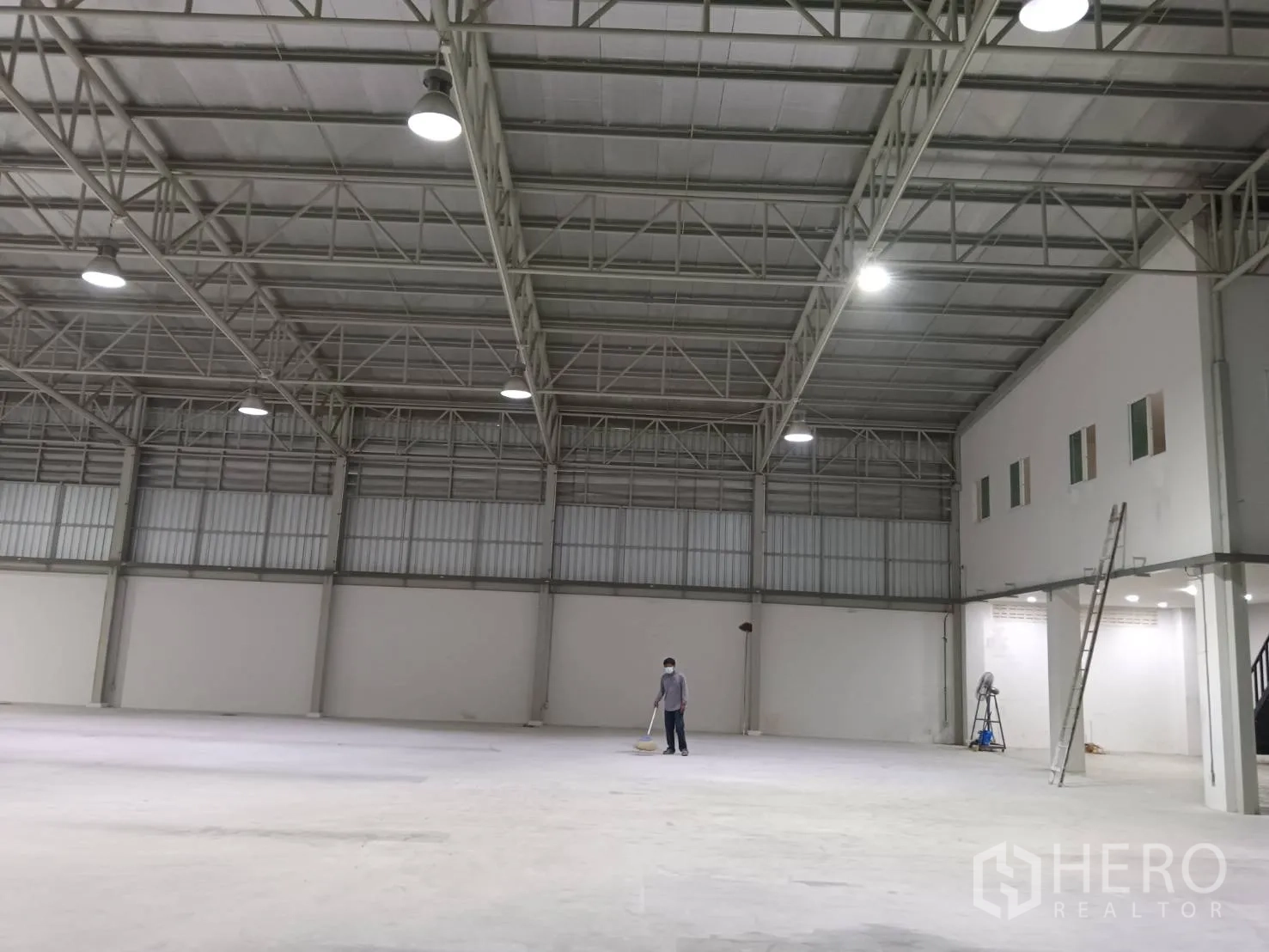 คลังสินค้า ให้เช่าในKhlong Sam Wa, Bangkok - ฮอลล์โกดังขนาดใหญ่ เพดานสูง ไฟแขวน และพื้นที่โล่งกว้าง