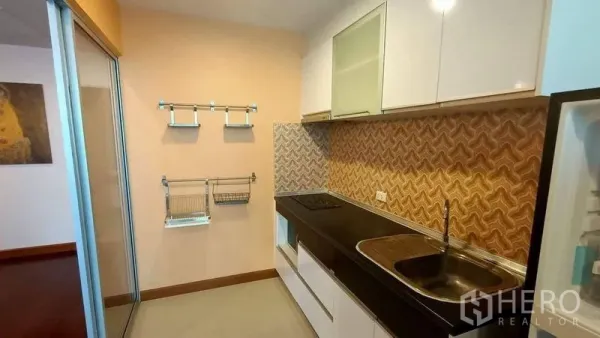 คอนโด ขาย - ครัวแยก ตู้บิวท์อิน เตา และผนังลายกระเบื้องโมเสก