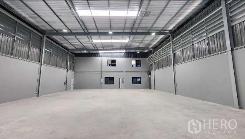 Factory for rent in Bang Bo, Samut Prakan - Wide warehouse floor facing an internal office block under a high roof