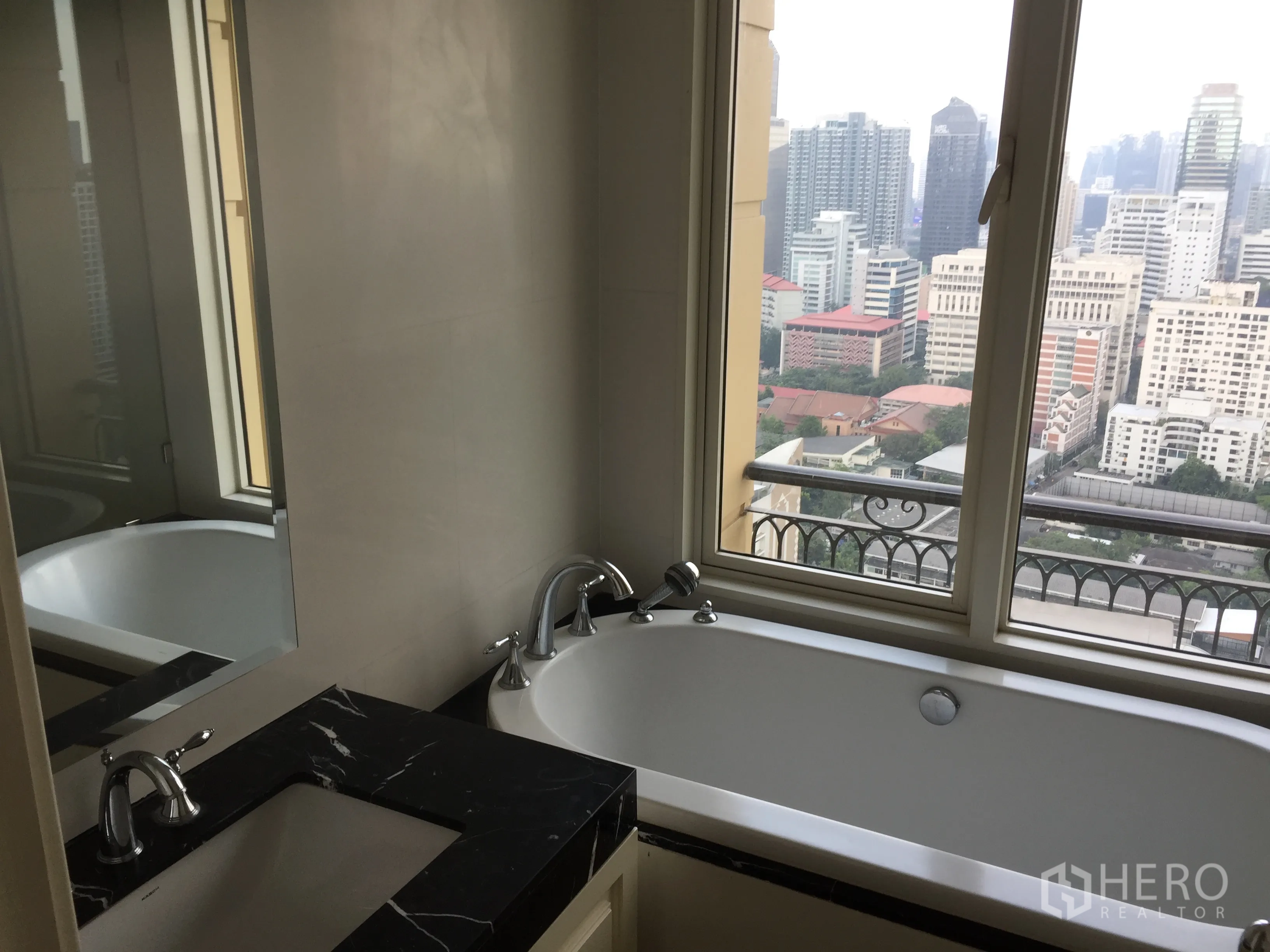 คอนโด ให้เช่าในWatthana, Bangkok - ห้องน้ำเคาน์เตอร์หินสีดำ อ่างอาบน้ำริมหน้าต่าง มองเห็นวิวสกายไลน์กรุงเทพฯ