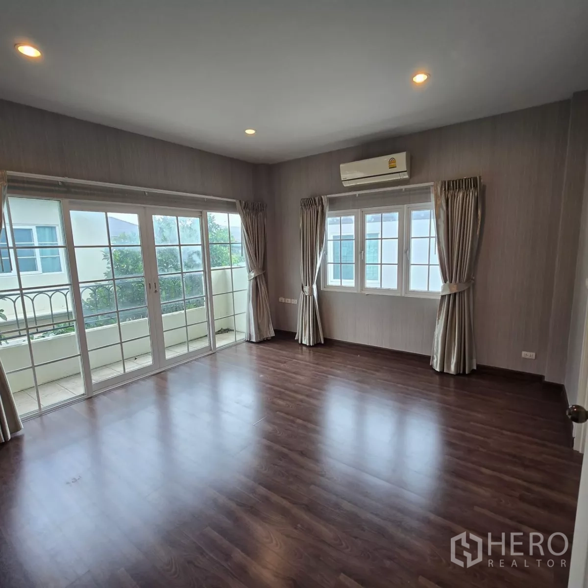 บ้าน ให้เช่าในMueang Pathum Thani, Pathum Thani - ห้องชั้นบนโล่ง หน้าต่างสูงจรดพื้นและประตูเปิดสู่ระเบียง