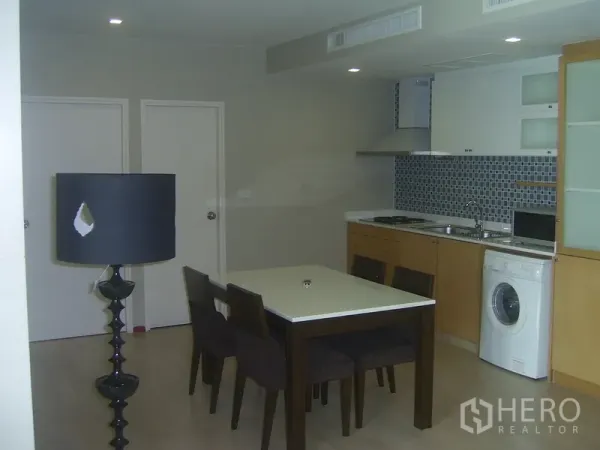 คอนโด ให้เช่าในKhlong Toei, Bangkok - ครัวแบบเปิดผนังกระเบื้องโมเสก เครื่องซักผ้า และโต๊ะอาหาร 4 ที่นั่ง