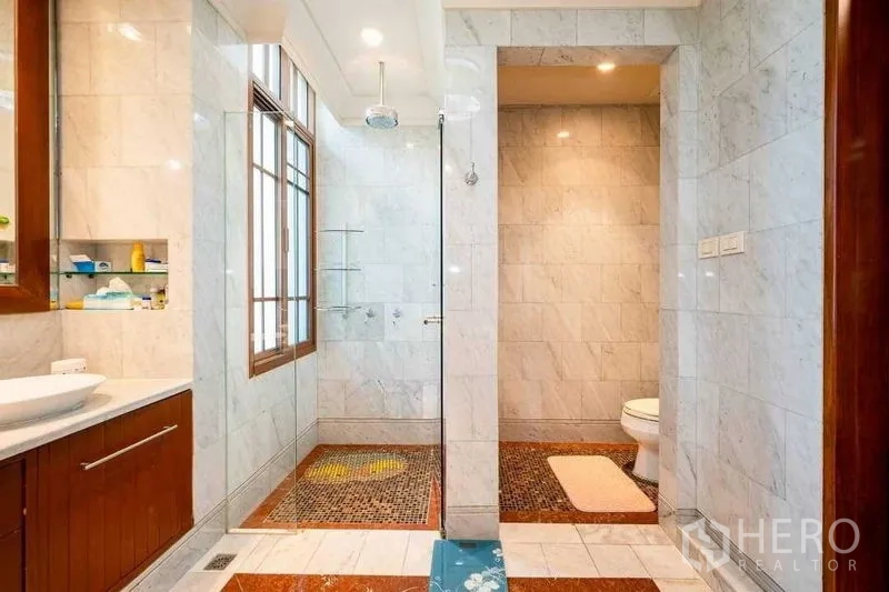 Detached House for sale - Modern bathroom with walk-in shower, glass partition and toilet.