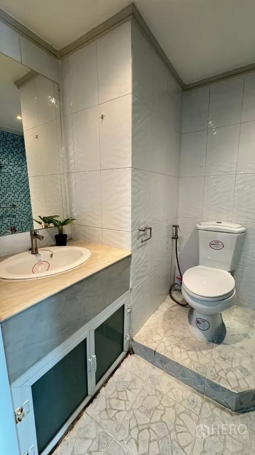 คอนโด ให้เช่าในKhlong Toei, Bangkok - ห้องน้ำกระเบื้องสีขาว พร้อมอ่างล้างหน้าและโถสุขภัณฑ์