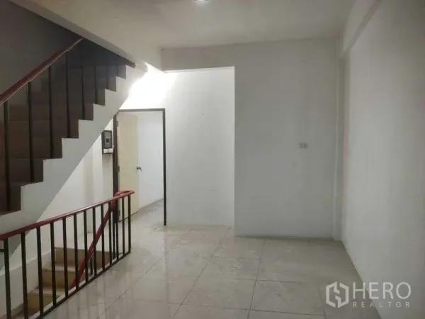 店屋 出售在Phra Khanong, Bangkok - 楼梯区域，白墙与地砖。