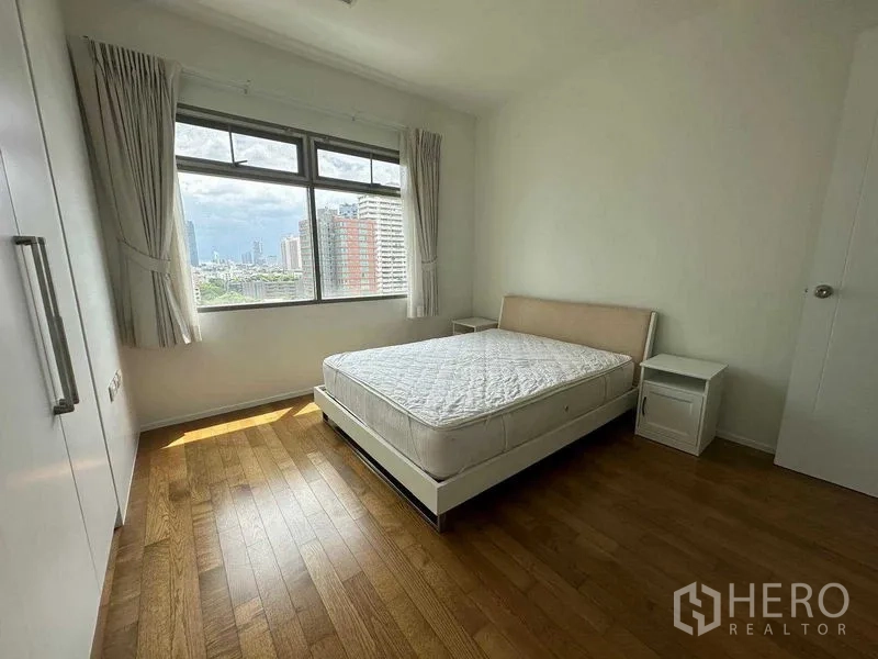 คอนโด ให้เช่าในWatthana, Bangkok - ห้องนอนหน้าต่างบานใหญ่ มองเห็นวิวเมือง พื้นไม้ เตียงและตู้เสื้อผ้าบิลต์อิน