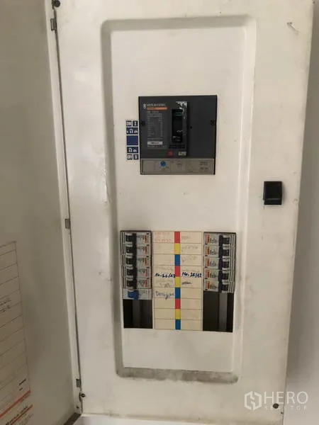 工厂 出租在Khlong Luang, Pathum Thani - 厂内电气控制柜与断路器面板。