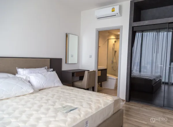 คอนโด ให้เช่าในChatuchak, Bangkok - ห้องนอนใหญ่พร้อมตู้บิลท์อิน ห้องน้ำในตัว พื้นไม้ และผนังกระจกบานเลื่อน