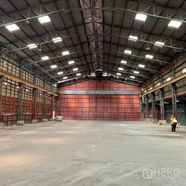 คลังสินค้า ให้เช่าในBang Kho Laem, Bangkok - พื้นที่ภายในโกดังโล่ง หลังคาโครงเหล็กสูง มีช่องแสงและพื้นคอนกรีต