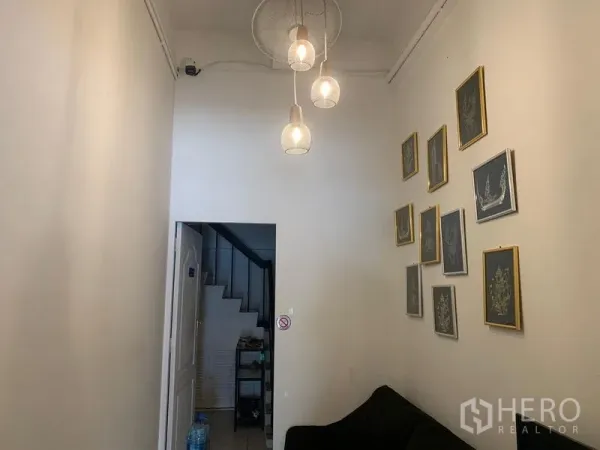 อาคารพาณิชย์ ให้เช่าในKhlong Toei, Bangkok - พื้นที่รับรองขนาดกะทัดรัด โคมไฟแขวน กรอบรูป และทางขึ้นบันได