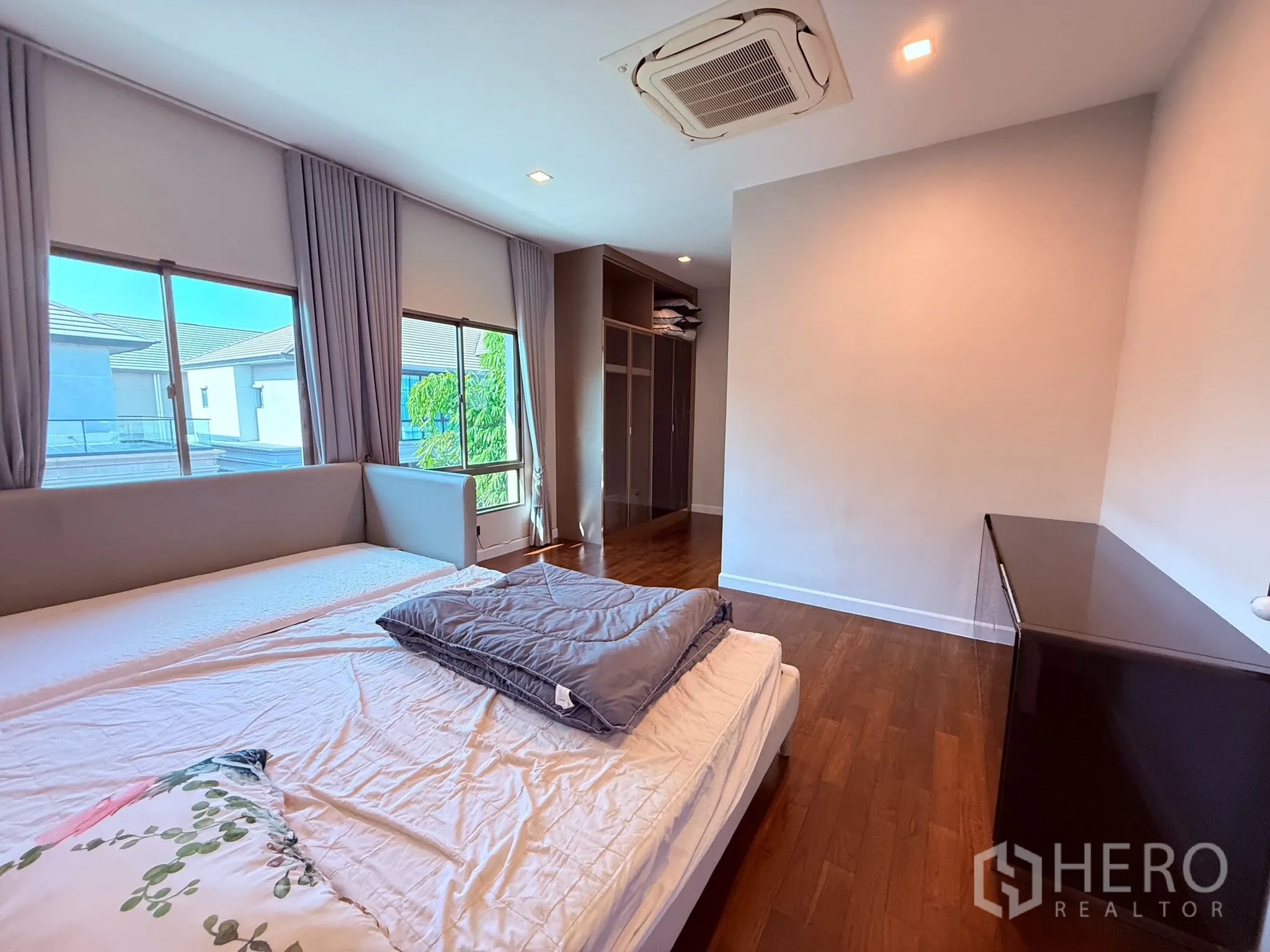 บ้านเดี่ยว for rent or sale in Prawet, Bangkok - ห้องนอนกว้างพื้นไม้ หน้าต่างบานใหญ่ แอร์ฝังฝ้า และตู้เสื้อผ้าบิลท์อิน.