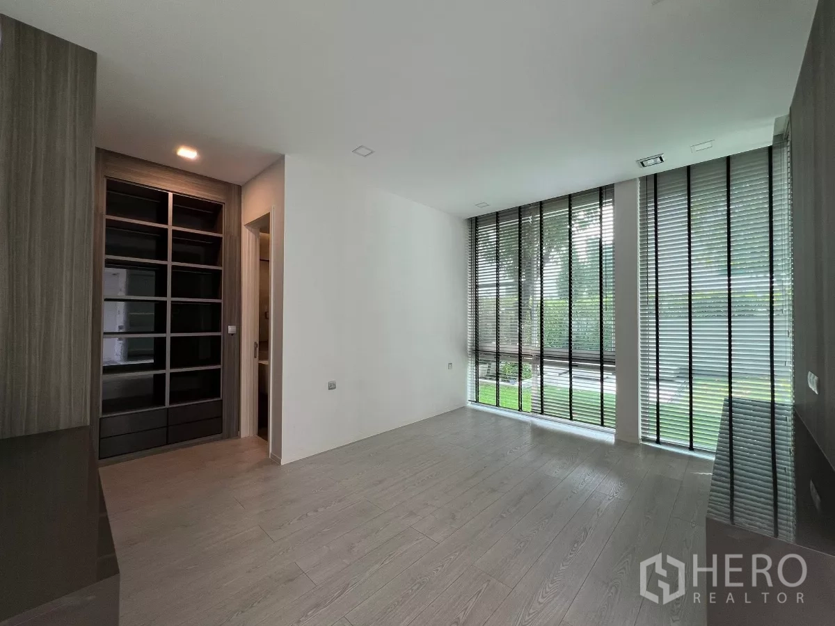 Detached House for sale in Bang Phli, Samut Prakan - Ground-floor bedroom with garden views and walk-in closet