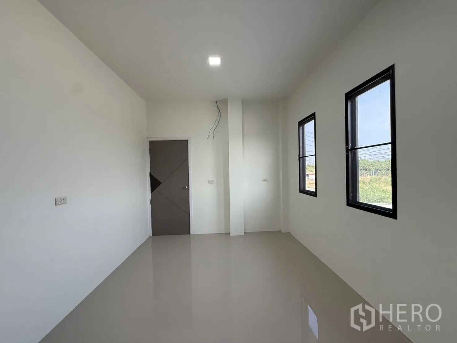 โกดัง for rent in Lam Luk Ka, Pathum Thani - ห้องออฟฟิศมีประตูและหน้าต่างสองบาน