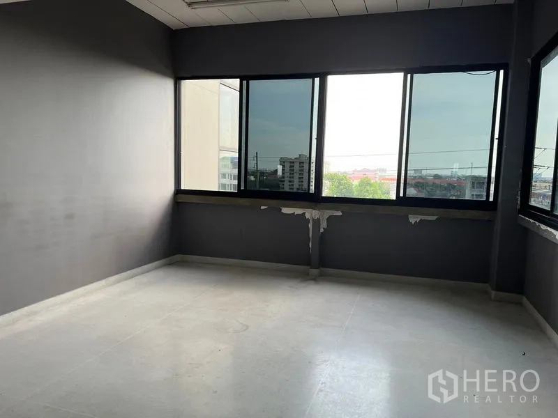 Office Space for rent in Mueang Samut Prakan, Samut Prakan - Compact corner office with panoramic windows overlooking the city.