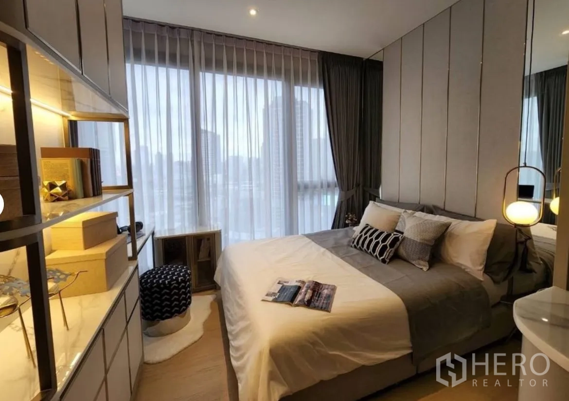 公寓 出租在Din Daeng, Bangkok - 第二卧室，转角大窗与轻薄纱帘