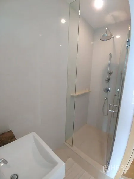 คอนโด ให้เช่าหรือขายในWatthana, Bangkok - ห้องน้ำสไตล์โมเดิร์น พร้อมตู้ Shower กระจกและฝักบัวเรนชาวเวอร์