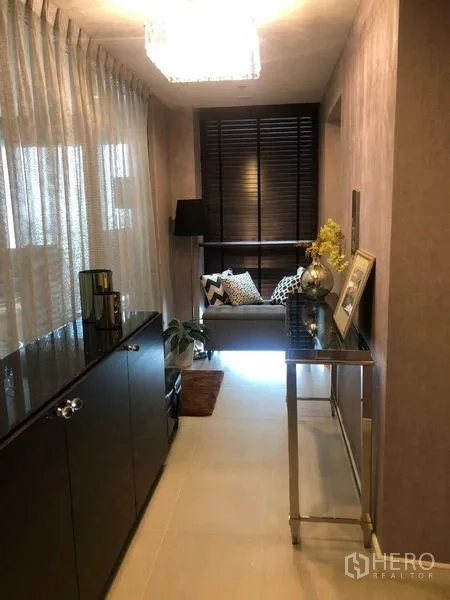 公寓 出租或出售在Bang Kho Laem, Bangkok - 走廊休闲角，带玄关桌、长凳与装饰灯光。