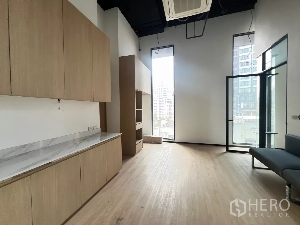 零售空间 出租 - 明亮的零售工作室，内置木柜、高窗与嵌入式空调。