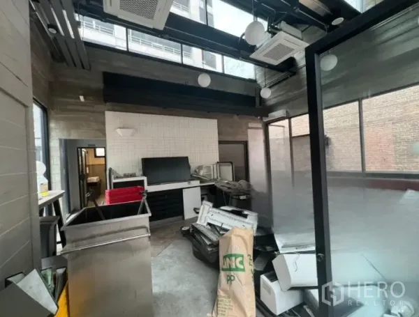 อาคารพาณิชย์ ให้เช่าในBang Rak, Bangkok - พื้นที่ภายในเพดานสูง หลังคากระจก คานเปลือย และเครื่องปรับอากาศฝังฝ้า