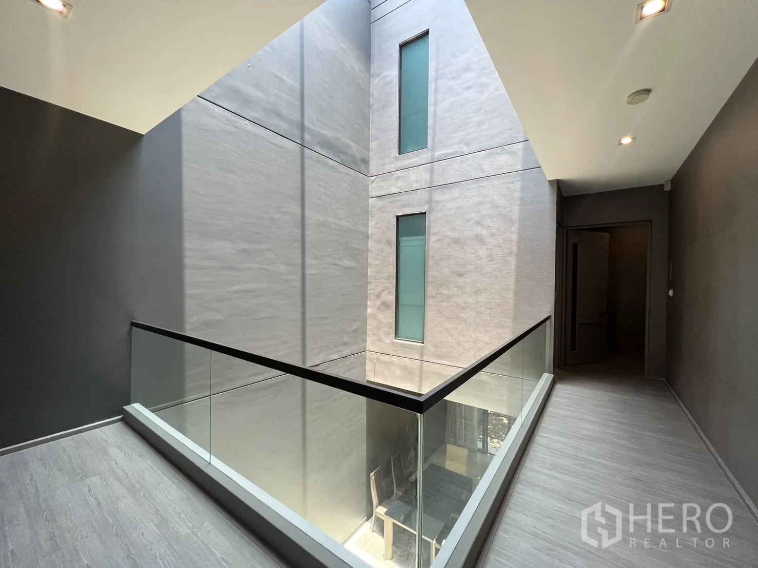 联排别墅 出租在Lat Phrao, Bangkok - 陽台遠眺社區綠地、連排別墅與停車位景觀。