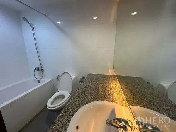 คอนโด ให้เช่าในWatthana, Bangkok - ห้องน้ำปูกระเบื้องสีขาว พร้อมอ่างอาบน้ำ ฝักบัว โถสุขภัณฑ์ และเคาน์เตอร์หินแกรนิตกระจกบานใหญ่