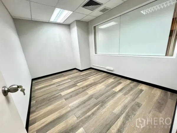 สำนักงาน ให้เช่าในWatthana, Bangkok - ห้องทำงานส่วนตัวขนาดเล็ก พร้อมช่องหน้าต่างกระจกภายใน