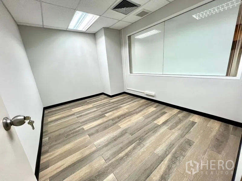 สำนักงาน ให้เช่าในWatthana, Bangkok - ห้องทำงานส่วนตัวขนาดเล็ก พร้อมช่องหน้าต่างกระจกภายใน