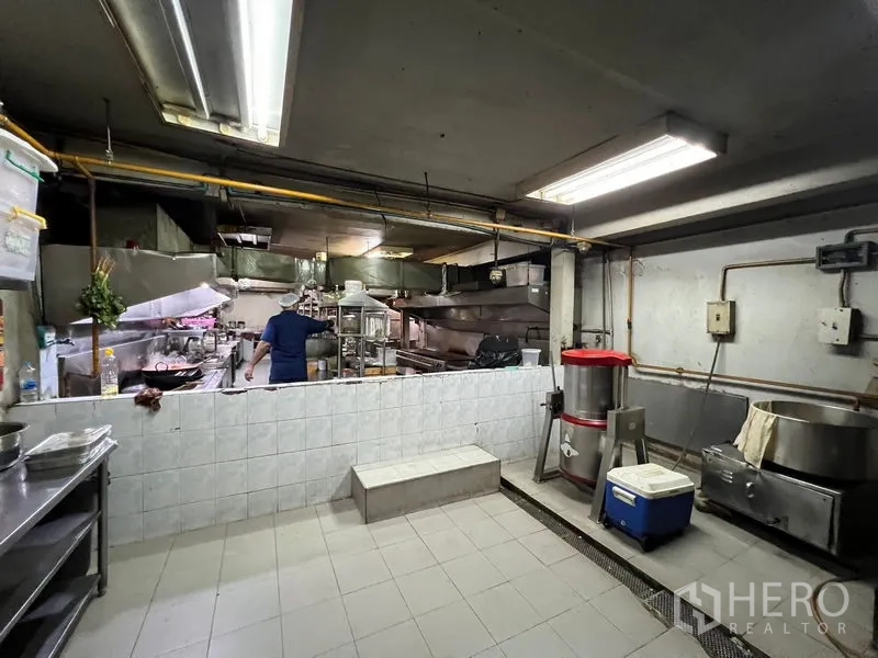 零售空间 出租或出售在Khlong Toei, Bangkok - 商用厨房，不锈钢设备、排烟系统与备餐区。