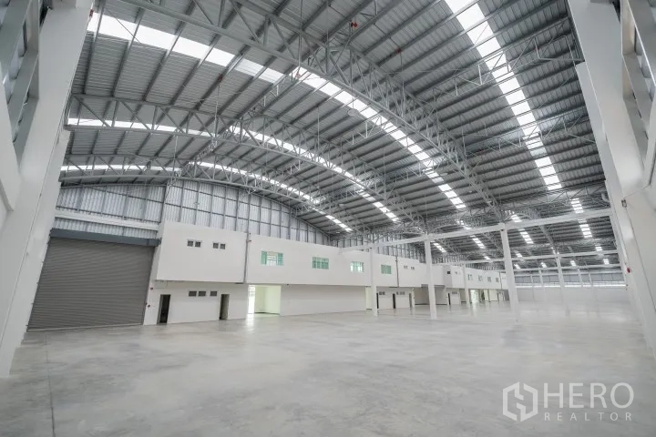 โรงงาน for rent in Khlong Luang, Pathum Thani - คลังสินค้าโล่งกว้าง มีประตูม้วนสำหรับขนถ่าย และบล็อกสำนักงานภายใน