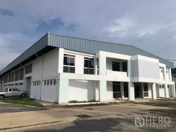 โรงงาน ให้เช่าในMueang Chon Buri, Chon Buri - อาคารโรงงานเดี่ยว ภายนอกสีขาว หลังคาเมทัลชีท ในนิคมอมตะซิตี้ ชลบุรี