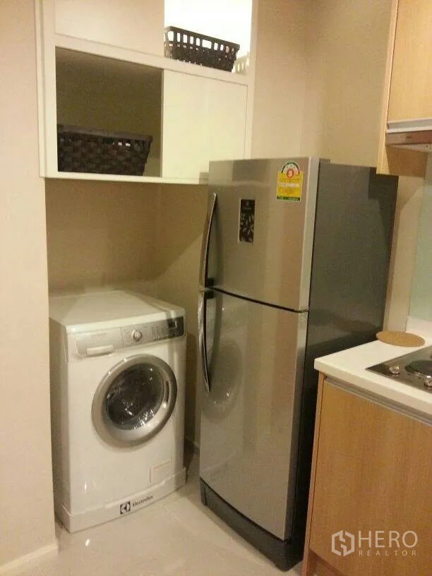 คอนโด ให้เช่าในRatchathewi, Bangkok - ครัวขนาดกะทัดรัด พร้อมตู้เย็นและเครื่องซักผ้าฝาหน้า