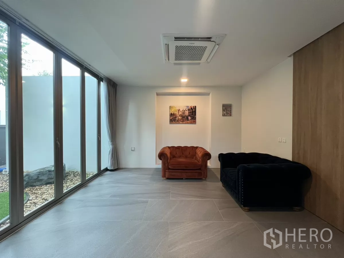 独立式住宅 出租在Saphan Sung, Bangkok - 家庭休闲室，双沙发与通长玻璃门