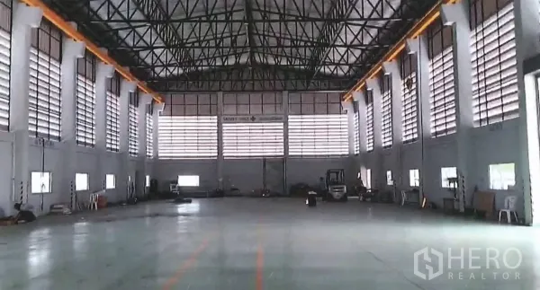 โรงงาน ขายในLat Lum Kaeo, Pathum Thani - พื้นที่ผลิตภายในโปร่งเพดานสูง ผนังช่องลมและโครงเหล็ก พร้อมรางเครน