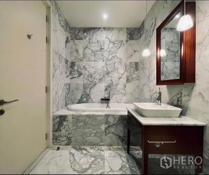 公寓 出租在Watthana, Bangkok - 通体大理石卫浴，内置浴缸、洗手台与吊灯