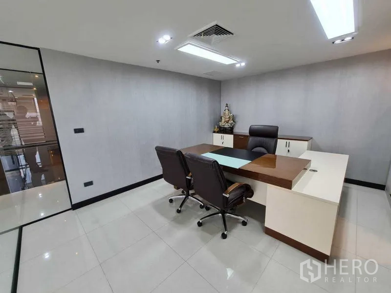 办公空间 出租 - 行政办公室，L形办公桌、访客椅与嵌入式照明，现代感十足。