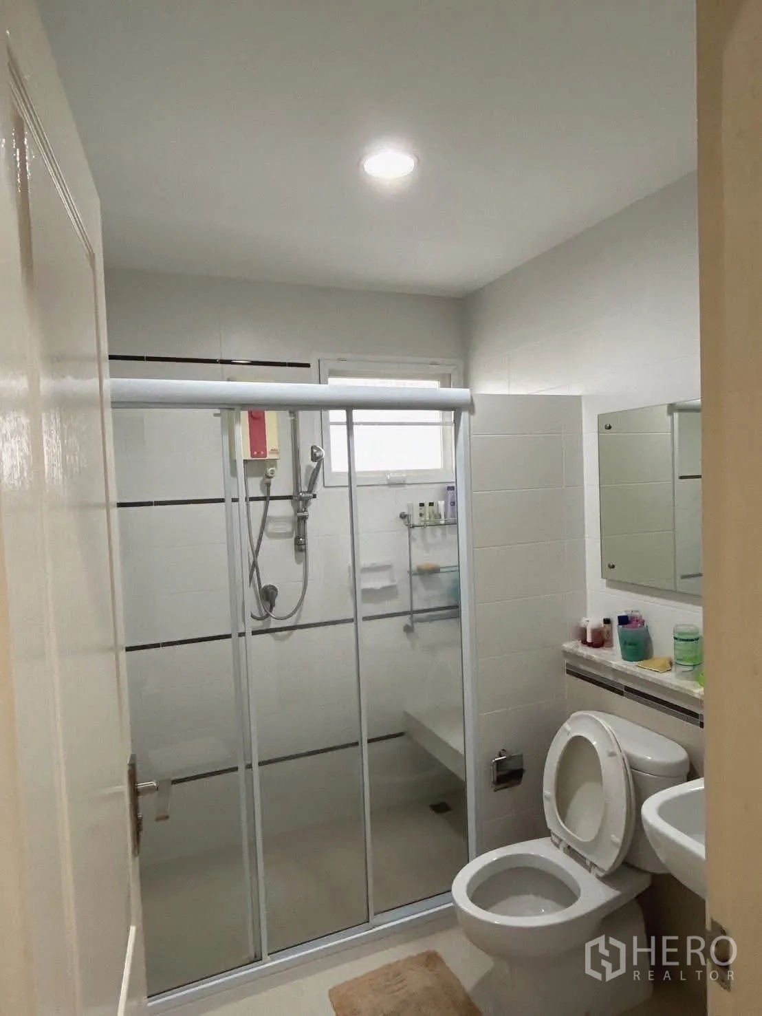 บ้าน ขายในBang Kapi, Bangkok - ห้องน้ำสไตล์โมเดิร์นพร้อมตู้กระจกกั้นอาบน้ำ โถสุขภัณฑ์ และอ่างล้างหน้า