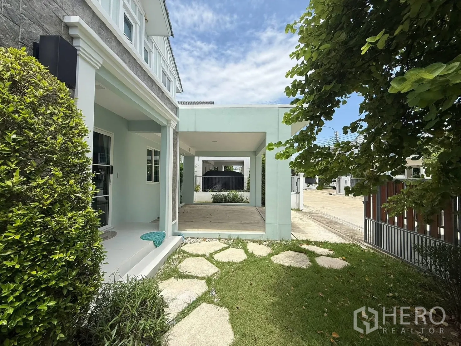 บ้านเดี่ยว for rent in Bang Phli, Samut Prakan - สวนหน้าบ้านมีแผ่นทางเดิน ข้างตัวบ้านและโรงจอดรถมีหลังคา