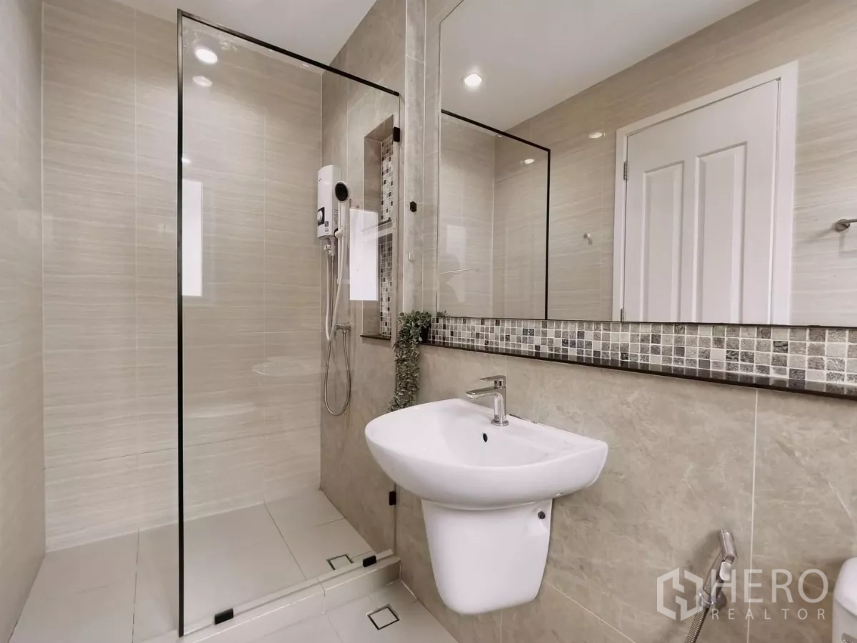 独立式住宅 出租在Khlong Luang, Pathum Thani - 卫浴间，玻璃干湿分离、墙砖与台下盆