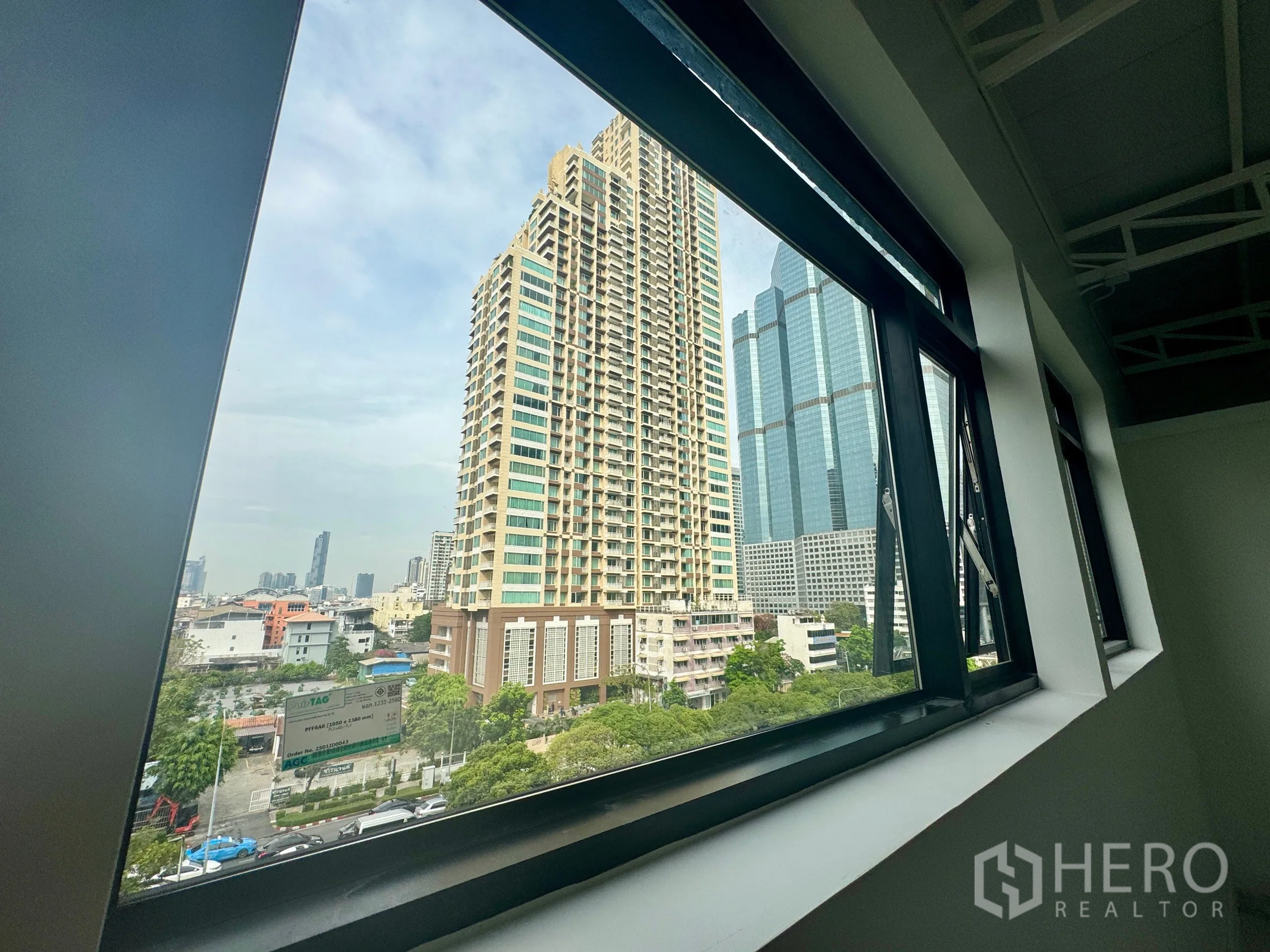 办公室 for rent in Sathon, Bangkok - 通过宽窗可见周边高楼与城市景色。