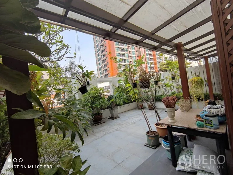 คอนโด ให้เช่าในWatthana, Bangkok - ระเบียงกว้างแบบมีหลังคา จัดสวนกระถาง มองเห็นอาคารเมือง