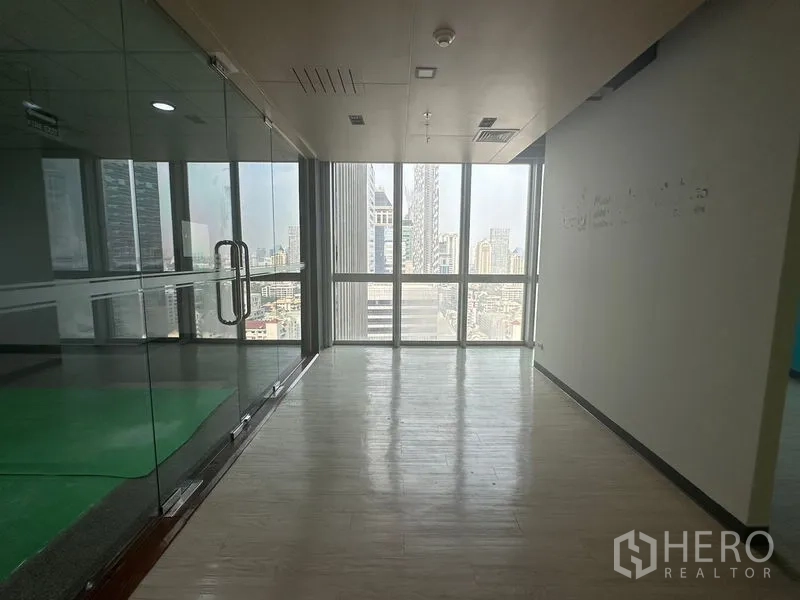 办公空间 出租在Bang Rak, Bangkok - 玻璃会议室，落地窗俯瞰曼谷景色
