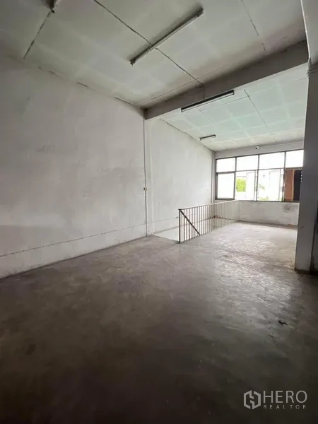 店屋 出租在Watthana, Bangkok - 采光良好的角间，大窗与楼梯护栏。