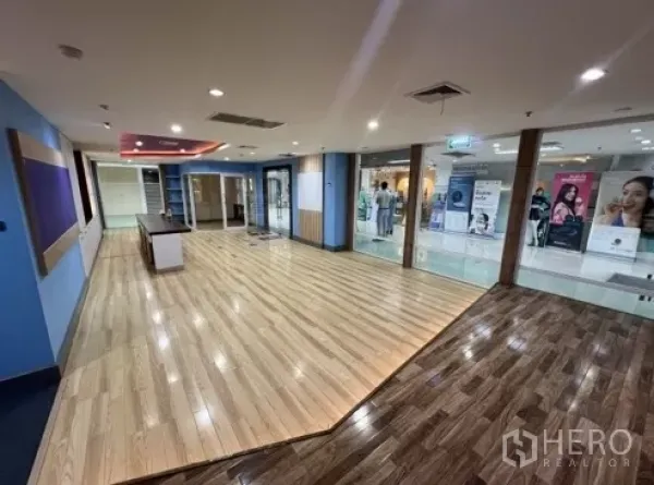 零售空间 出租在Bang Rak, Bangkok - 宽敞开放式零售区，玻璃门面、天花射灯与亮面地板，位于商场环境。