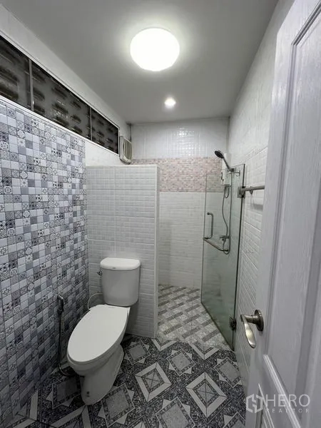 บ้าน ขายในMin Buri, Bangkok - ห้องน้ำที่สองพร้อมพื้นที่อาบน้ำกระจก ลายกระเบื้อง