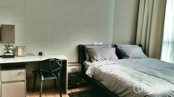 คอนโด ให้เช่าหรือขายในWatthana, Bangkok - ห้องนอนอบอุ่น เตียงคู่ ชุดเครื่องนอนสีเทา มุมทำงาน และหน้าต่างพร้อมผ้าม่าน