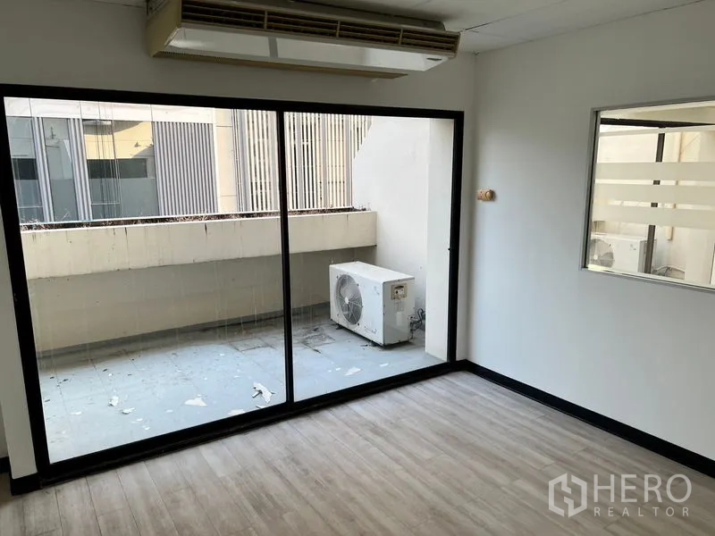 办公空间 出租在Pathum Wan, Bangkok - 私密房间，落地推拉门通阳台，墙挂式空调。