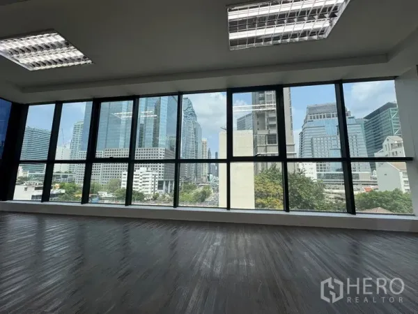 สำนักงาน ให้เช่าในSathon, Bangkok - สำนักงานแบบเปิดโล่งพร้อมกระจกบานสูง มองเห็นวิวสกายไลน์ย่านสาทร.